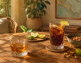 Een glas rum op een tafel